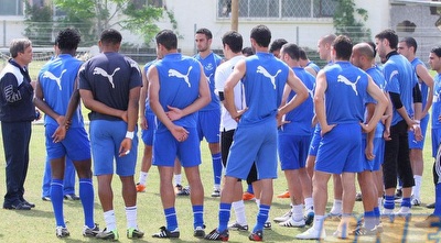 גילי לנדאו מעביר הוראות באימון.  (משה חרמון)