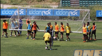 שחקני בית&qout;ר סוחבים את השער (גיא בן זיו)