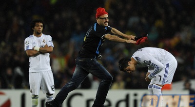 אוהד ברצלונה משוגע מציק לרונאלדו בתחילת המחצית השניה (GettyImages)