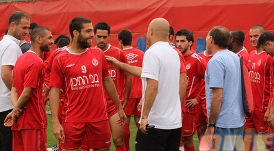 אבוקסיס והשחקנים. הפועל לא מכבדת את הסמלים שלה (מור שאולי)