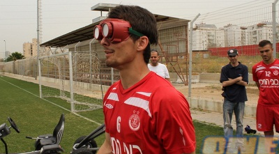 דני בונדר עם המשקפיים המיוחדות (מור שאולי)