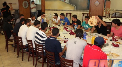 שחקני הפועל חיפה בארוחה (עמית מצפה)