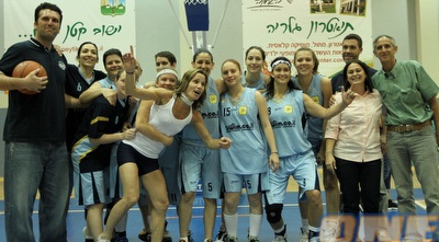 שחקניות הבקעה חוגגות. בעונה הבאה בליגת העל (מור שאולי)