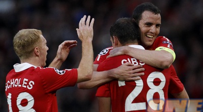 דארון גיבסון, ג´ון אושיי ופול סקולס חוגגים יתרון כפול (רויטרס)