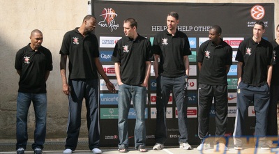 צ´אק אידסון, דריק שארפ, ודיאור פישר עם חברים לפיינל-פור (יעל מרגלית)