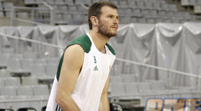 אנטוניס פוטסיס בהכנות אחרונות לקראת סיינה (יוסי ציפקיס)