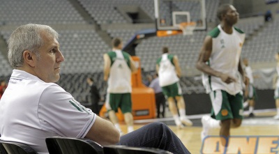 ז´ליקו אוברדוביץ´ צופה בשחקניו באימון (יוסי ציפקיס)