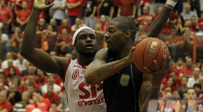 אדריאן אוטר נצמד לסטפן ברדפורד (מור שאולי)