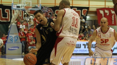 יריב רוקני עוצר את גיא קנטור (מור שאולי) יריב רוקני עוצר את גיא קנטור (מור שאולי)