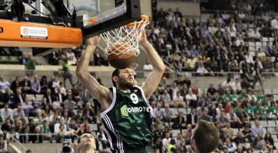 פוטסיס. מחכה לחבר היווני מאולימפיאקוס (יוסי ציפקיס)