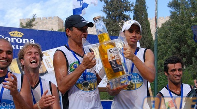 הזוכים המאושרים עם גביע קורונה (שי לוי)