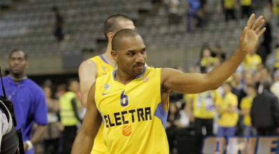 שארפ אומר שלום. ספורטאי ענק עם מעט מאוד רבב (יוסי ציפקיס) שארפ אומר שלום. ספורטאי ענק עם מעט מאוד רבב (יוסי ציפקיס)