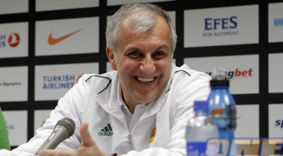 אוברדוביץ´ משועשע במהלך מסיבת העיתונאים (יוסי ציפקיס)