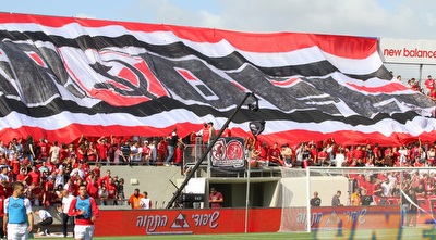 אוהדי הפועל ת&qout;א עם הדגל הענק (שי לוי) אוהדי הפועל ת&qout;א עם הדגל הענק (שי לוי)