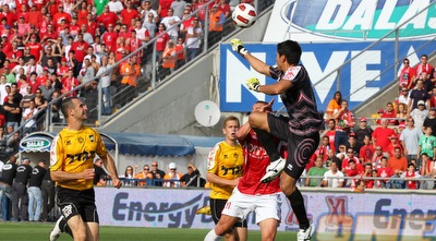 אריאס מעל שהר. יצא מצוין לכדור (שי לוי) אריאס מעל שהר. יצא מצוין לכדור (שי לוי)