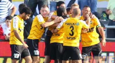 סבע חוגג עם חבריו את היתרון (שי לוי) סבע חוגג עם חבריו את היתרון (שי לוי)