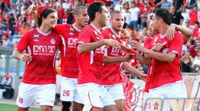 השחקנים רצים לברך את ללה (שי לוי) השחקנים רצים לברך את ללה (שי לוי)