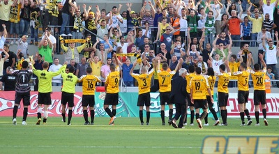 שחקני נתניה מודים לקהל (שי לוי) שחקני נתניה מודים לקהל (שי לוי)