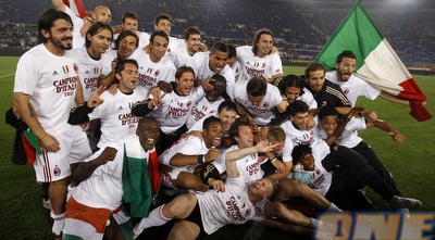 שחקני מילאן בתמונה קבוצתית של חגיגות האליפות (רויטרס)