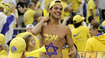 אוהדי מכבי הודו לקבוצה על עונה בלתי נשכחת (יוסי ציפקיס)