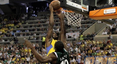 סופו עולה לסל מול סאטו. משחק נוראי של היווני (יוסי ציפקיס)