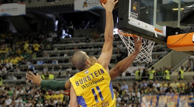 טל בורשטיין מנסה להושיע ללא הצלחה (יוסי ציפקיס)