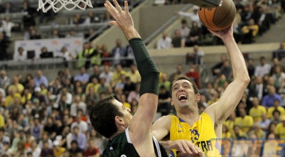 אידסון מנסה לקלוע על מאריץ´ (יוסי ציפקיס)