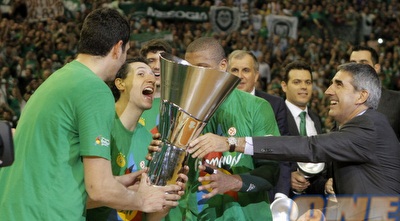 ברתומיאו מעניק את הגביע ליוונים (יוסי ציפקיס)