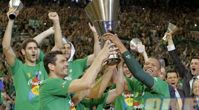 באטיסט וצרצאריס מניפים את הגביע (יוסי ציפקיס)