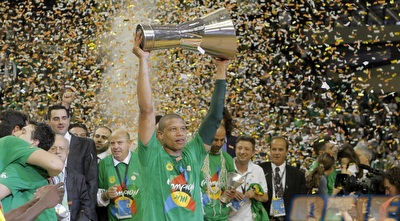 באטיסט חוגג על רקע הקונפטי הצהוב... (יוסי ציפקיס)