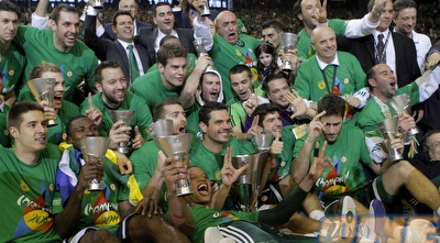 שחקני פאו חוגגים עם הגביעים האישיים שלהם (יוסי ציפקיס)