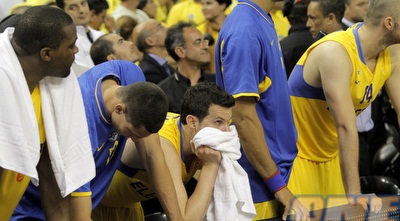 תמונה אחת ששווה אלף מילים. שחקני מכבי ת&qout;א מאוכזבים (יוסי ציפקיס)