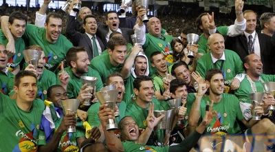 שחקני פאו עם הגביעים (יוסי ציפקיס)