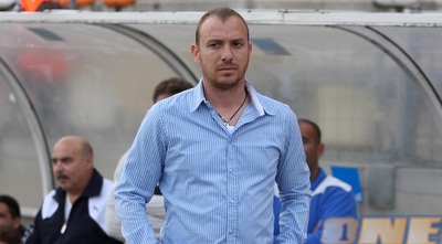 תומר סיני על הספסל של הפועל פ&qout;ת (גיא בן זיו)