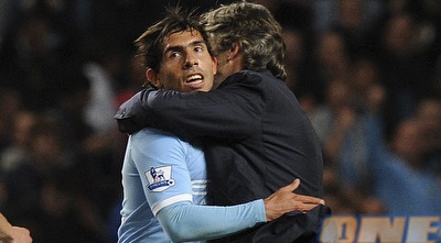 מאנצ´יני וטבס מתחבקים (רויטרס) מאנצ´יני וטבס מתחבקים (רויטרס)