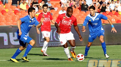 טוטו תמוז חולף על פני אופיר חמו ואיתן טיבי (שי לוי)