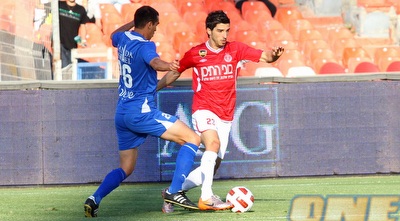 עומרי קנדה עובר את אורי שטרית (שי לוי)