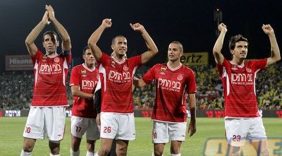 שחקני הפועל חוגגים (יוסי ציפקיס)