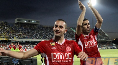 שחקני הפועל חוגגים (יוסי ציפקיס)