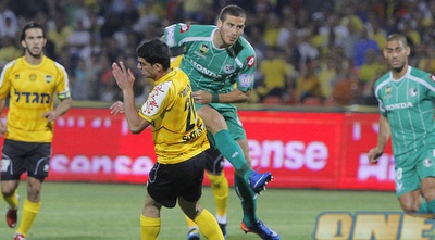 חמד בועט לעבר השער (יוסי ציפקיס)