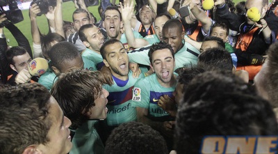 שחקני ברצלונה חוגגים (רויטרס)