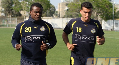 ג´יבריל סידיבה ורוני גפני באימון מכבי (מור שאולי) ג´יבריל סידיבה ורוני גפני באימון מכבי (מור שאולי)