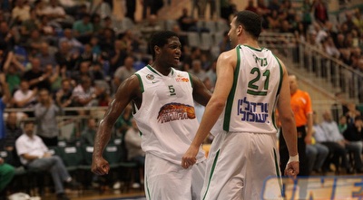 רובינסון וכדיר חוגגים במשחק משוגע (עמית מצפה)