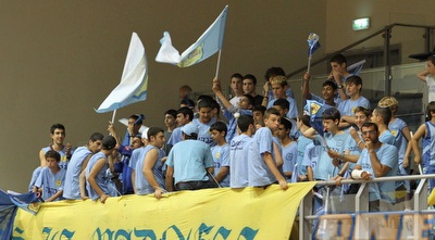 אוהדי הבקעה. מנסים לתת לשחקנים אווירה ביתית אל מול &qout;הצבא האדום&qout; (שי לוי)