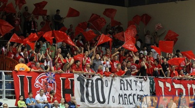 אוהדי הפועל מטריפים את השחקנים (שי לוי)