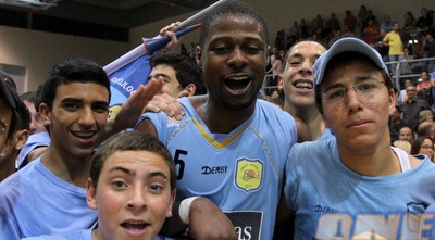 דלייני חוגג עם האוהדים (שי לוי)