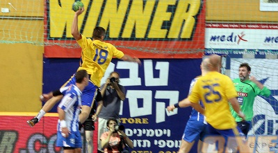 רושקה בדרך לעוד שער. מחץ את אס&qout;א לקראת סוף המחצית (ליאור טימור) רושקה בדרך לעוד שער. מחץ את אס&qout;א לקראת סוף המחצית (ליאור טימור)