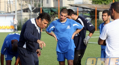 רמי לוי מתדרך את חניכיו. &qout;קסם לי להגיע לכאן&qout; (יניב גונן)