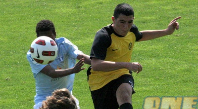 שחקן טוברוק בועט מול מאלמו (בעז גורן) שחקן טוברוק בועט מול מאלמו (בעז גורן)