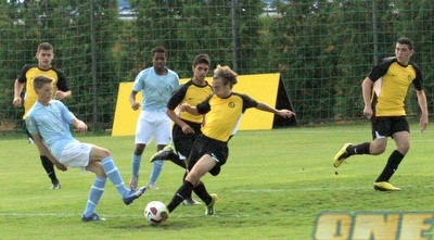 מאבק על הכדור מול מאלמו (בעז גורן) מאבק על הכדור מול מאלמו (בעז גורן)